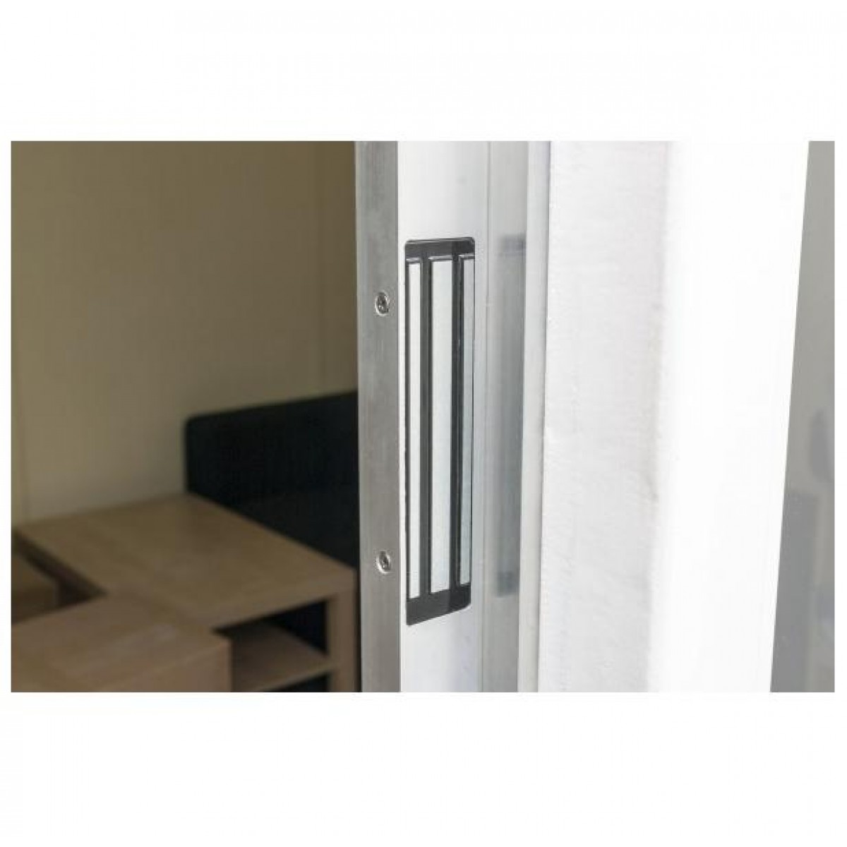 Electromagnet usi din aluminiu cu deschidere la exterior